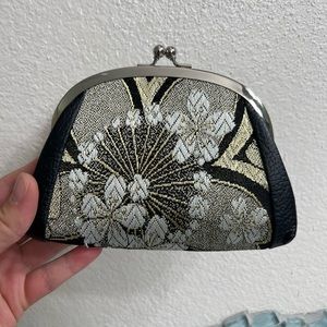 Black & Gold Change Pouch